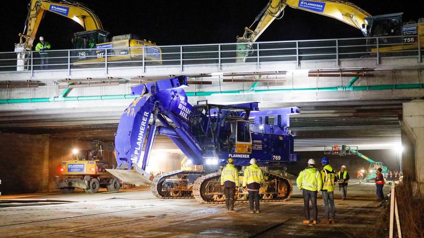 Auf der A73 am Kreuz Fürth/Erlangen wurde in am Freitag der zweite Teil einer Autobahnbrücke abgerissen.  Das Abrissunternehmen bewältigte diese Aufgabe in nur einer Nacht.