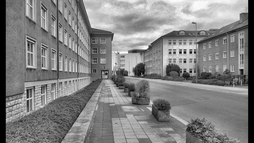 Durch die von Ministerpräsident Markus Söder seit Samstag in Bayern geltende Ausgangsbeschränkung sind die Straßen in Erlangen wie ausgestorben. Die leeren Plätze in der Stadt wirken schon fast unheimlich.
