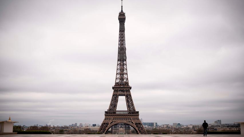 Normalerweise tummeln sich hier massenweise Touristen, doch wegen Corona ist das Gebiet um den Eiffelturm menschenleer. Seit 17. März gilt in Frankreich eine Ausgangsbeschränkung. Die Menschen dürfen ihr Zuhause nur für dringend notwendige Besorgungen wie Arztbesuche und Einkäufe verlassen.
