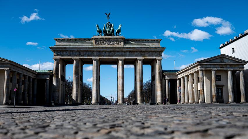 Keine Menschenseele ist am Brandenburger Tor in Berlin zu sehen - die Touristen bleiben aus. Die Europäische Union hat einen Einreisestopp für Urlauber beschlossen und auch die Bundesregierung hat das öffentliche Leben stark eingeschränkt.