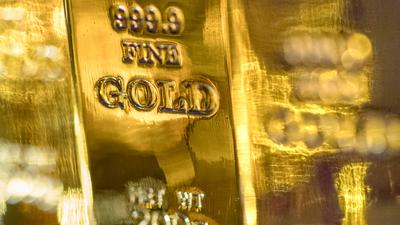 Gold gilt vielen Anlegern als sicherer Hafen. Oft steigt sein Wert, wenn die Kurse an den Börsen fallen. Doch auch das Edelmetall birgt Risiken.