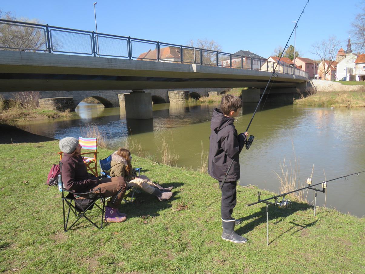 Familien genießen ihre Freizeit an der Aisch...