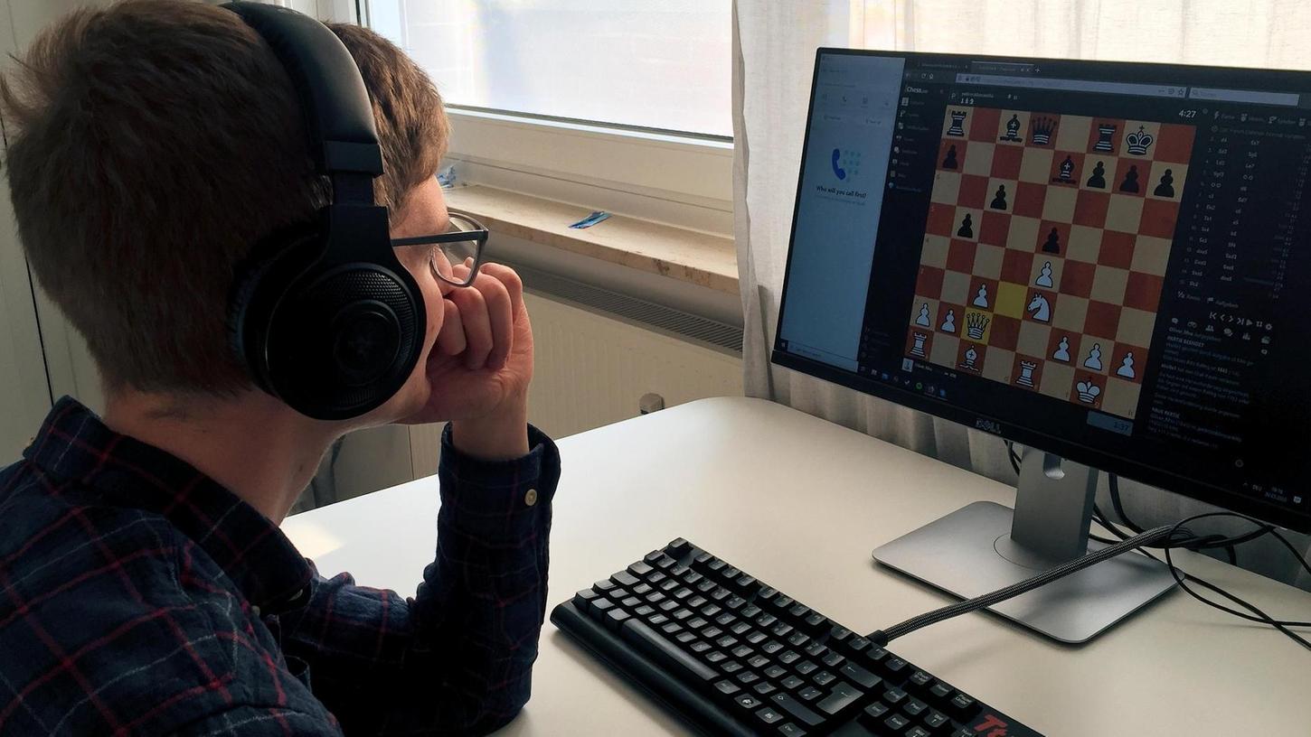 Diesen (Gedanken-)Sport kann man sogar in der Corona-Krise betreiben: Oliver Mönius vom Schachklub Höchstadt spielt online ein Blitzturnier des Vereins.