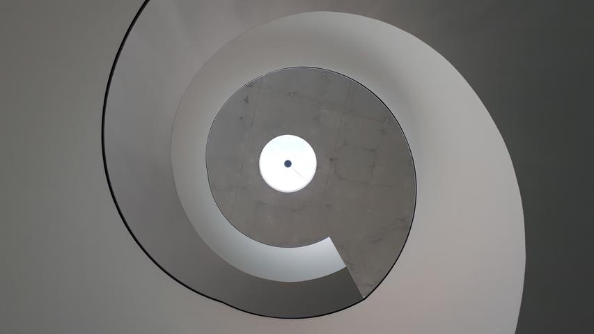 Selbst ein Kunstwerk: Die zentrale Treppe nach oben im zur Zeit menschenleeren Neuen Museum für Kunst und Design.