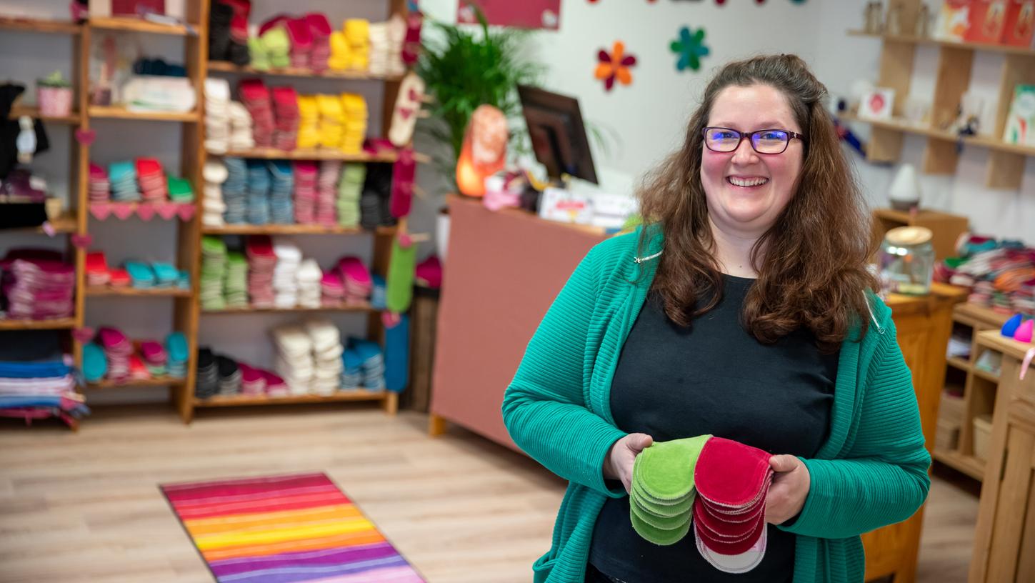Stefanie Wagner hat vor einigen Monaten ihren Menstruationsladen in der Ansbacher Innenstadt eröffnet. Dort bietet sie bunte Stoffbinden, Menstruationstassen und Perioden-Unterwäsche an.