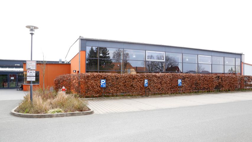 Seit ihrer Eröffnung 2007 hat sich die Eggerbachhalle als zentraler Versammlungsort in der Gemeinde Egglolsheim etabliert. Im Vergleich zu Problemen anderer Hallenmannschaftssportarten im Landkreis, fühlen sich im Schmuckkästchen nicht nur die Bayernliga-Basketballer der DJK wohl.