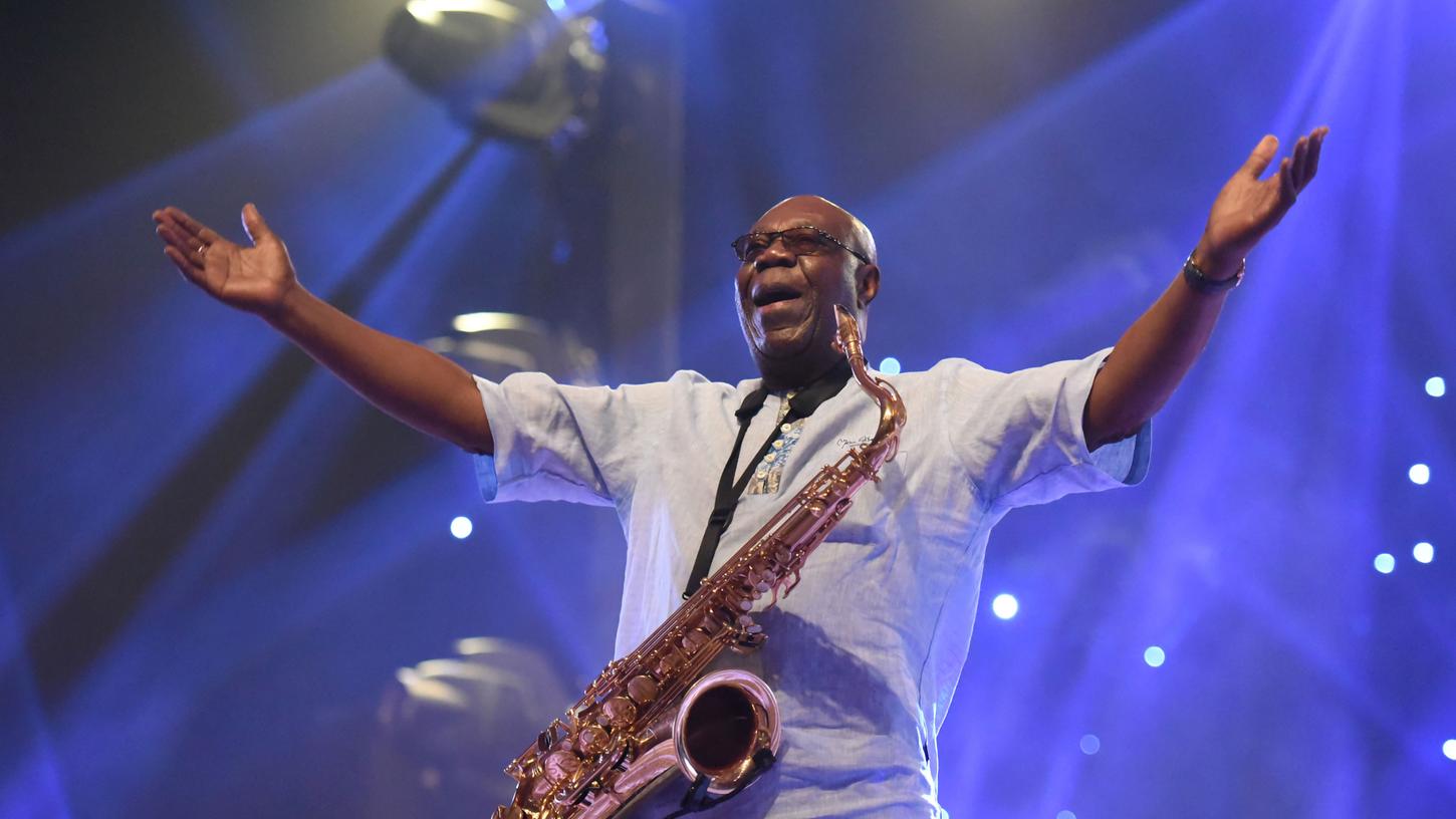 Manu Dibango stand auch im Alter noch auf der Bühne, wie hier bei einem Konzert 2018 in Abidjan an der Elfenbeinküste.