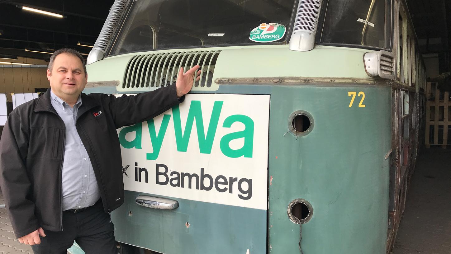 Noch liegt viel Arbeit vor Harald Wessely und seinen Mitstreitern. Spätestens nächstes Jahr soll Wagen 72 wieder in seinem alten Glanz erstrahlen. Die letzten 40 Jahre hat der Oldtimer erstaunlich gut überstanden - sogar die historische Werbebeklebung eines Bamberger Baumarktes ist noch vorhanden.