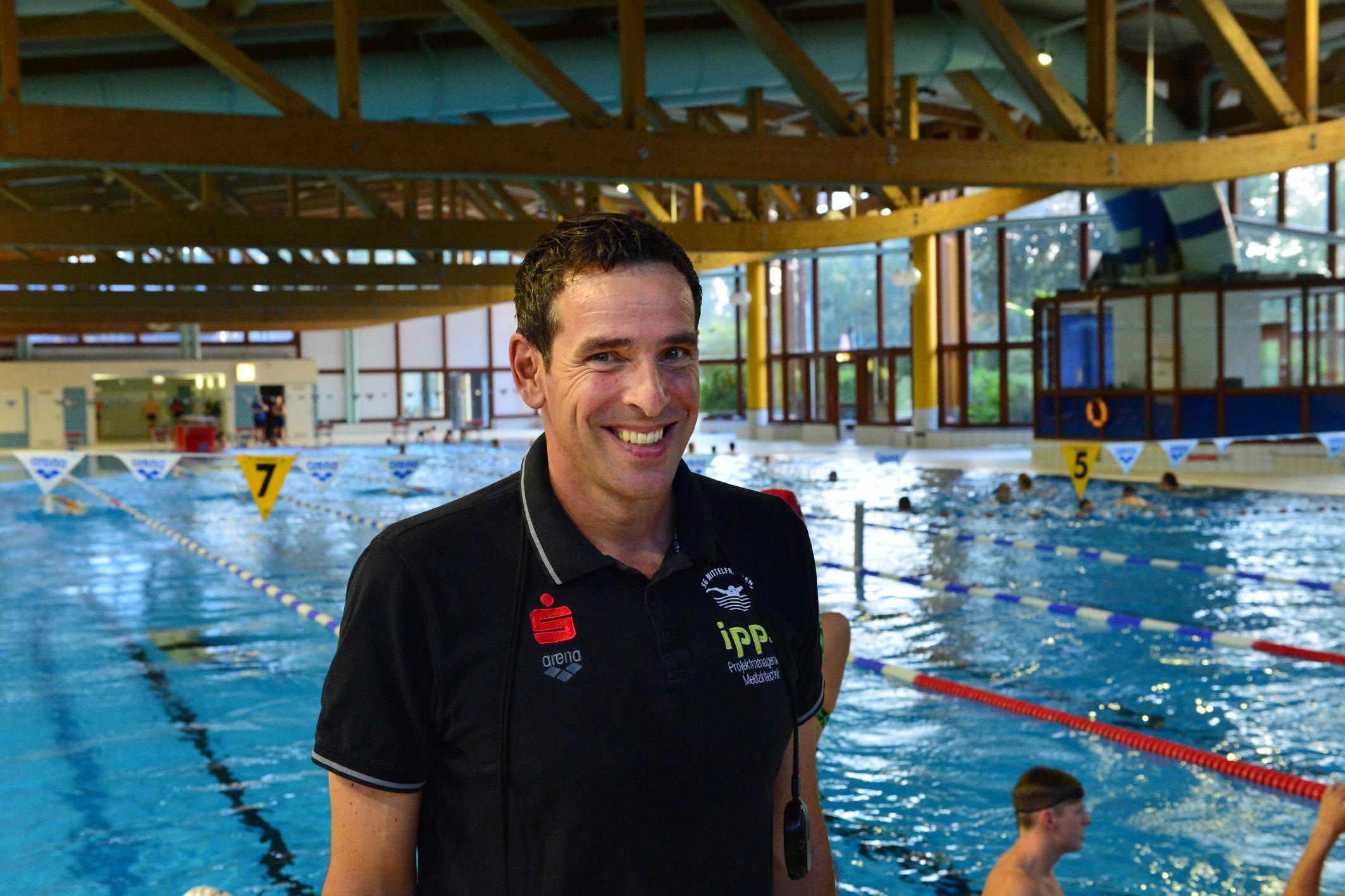 Die Sache mit den Hinterzimmern, ist nun hoffentlich vorbei, sagt Roland Böller. Der Landestrainer des Bayerischen Schwimmverbandes begrüßt die Absage der Spiele. Er hat das so erwartet, hätte sich die Angelegenheit aber schon seit etwas längerer Zeit geklärt gewünscht. Bis zur Absage, sagt Böller, waren viele Sportler einfach in einem Dilemma: "Die wussten, dass Gesundheit derzeit über allem steht. Die wussten aber auch, dass der Termin Spiele steht." Dieses Dilemma, glaubt Böller, hätten einige mit "nicht so klugen Lösungen" aufgelöst. Heißt: im Hinterzimmer wurde trainiert, ohne Rücksicht auf die Gesundheit.