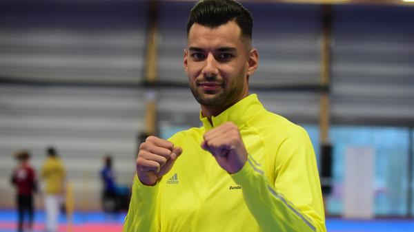 Zweimal am Tag geht er einfach raus, lässt seinen Bruder die Pratzen halten und übt – auch wenn es nicht dasselbe Gefühl ist. „"Der Trainer ist natürlich nicht da, die Atmosphäre fehlt, weil die anderen Sportler fehlen", so Gülec, den die Verschiebung der Olympischen Spiele nicht überrascht hat. "Die Gesundheit aller geht vor", sagt er. Also trainiert er erst einmal weiter, alleine – um 2021 zum zweiten Mal dabei zu sein.