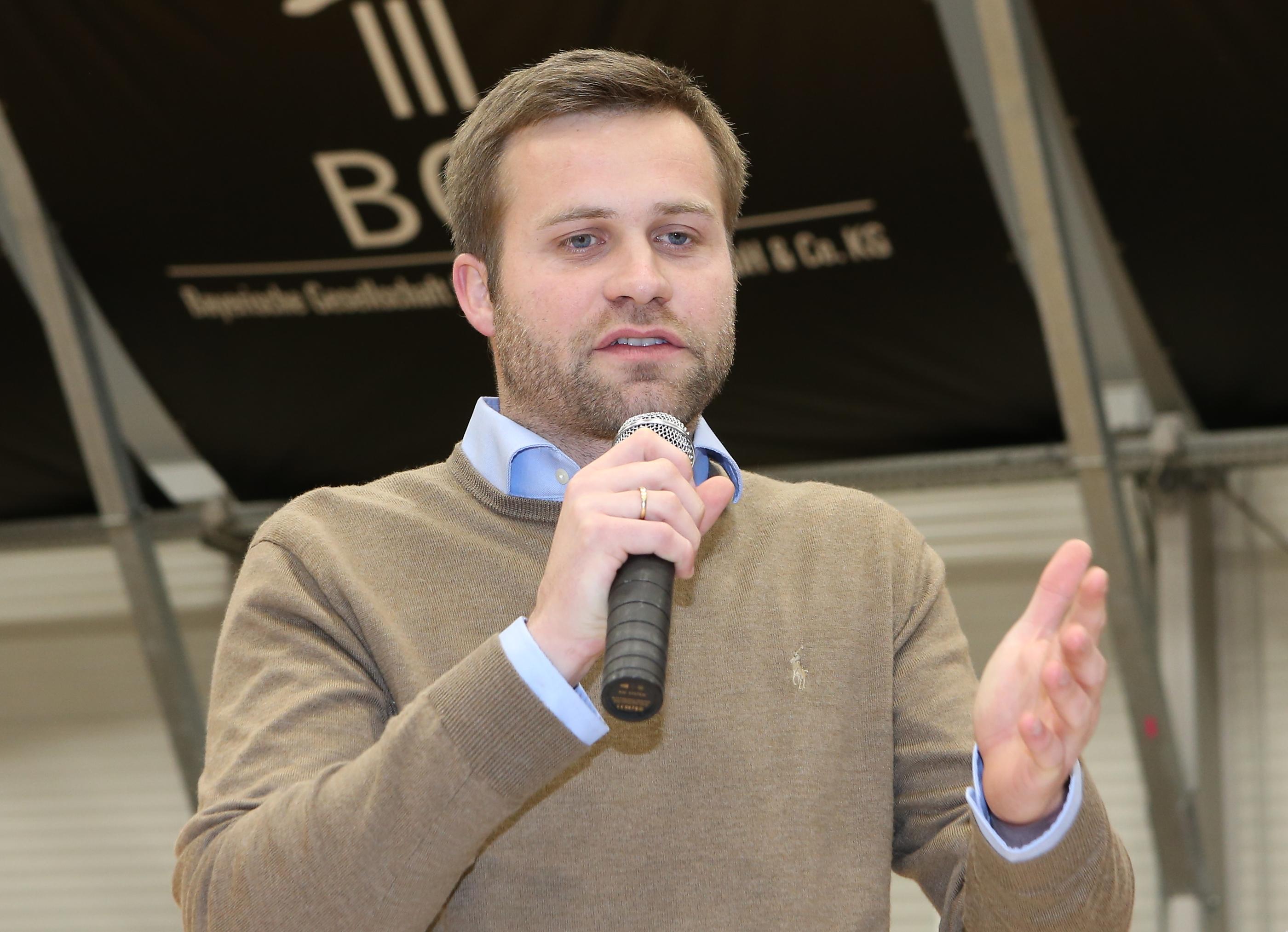 Zweimal hat Hockeyspieler Max Müller an den Olympischen Spielen teilgenommen, zweimal ist er mit Gold um den Hals zurückgekehrt. Heute unterstützt er mit dem "Goldenen Ring" andere, die es zum größten Sportfest der Welt schaffen möchten. Dass daraus dieses Jahr nichts wird, findet er "extrem schade", auch in Nürnberg waren die Planungen weit fortgeschritten. Ob die finanzielle Förderung nach der Absage für die Athletinnen und Athleten aufrecht erhalten werden kann, ist noch nicht abzusehen, ob sie bis 2021 aufrecht erhalten werden kann, wird sich demnächst entscheiden.