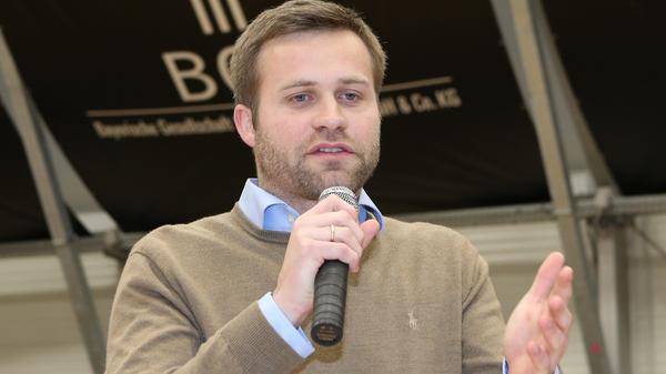 Zweimal hat Hockeyspieler Max Müller an den Olympischen Spielen teilgenommen, zweimal ist er mit Gold um den Hals zurückgekehrt. Heute unterstützt er mit dem "Goldenen Ring" andere, die es zum größten Sportfest der Welt schaffen möchten. Dass daraus dieses Jahr nichts wird, findet er "extrem schade", auch in Nürnberg waren die Planungen weit fortgeschritten. Ob die finanzielle Förderung nach der Absage für die Athletinnen und Athleten aufrecht erhalten werden kann, ist noch nicht abzusehen, ob sie bis 2021 aufrecht erhalten werden kann, wird sich demnächst entscheiden.
