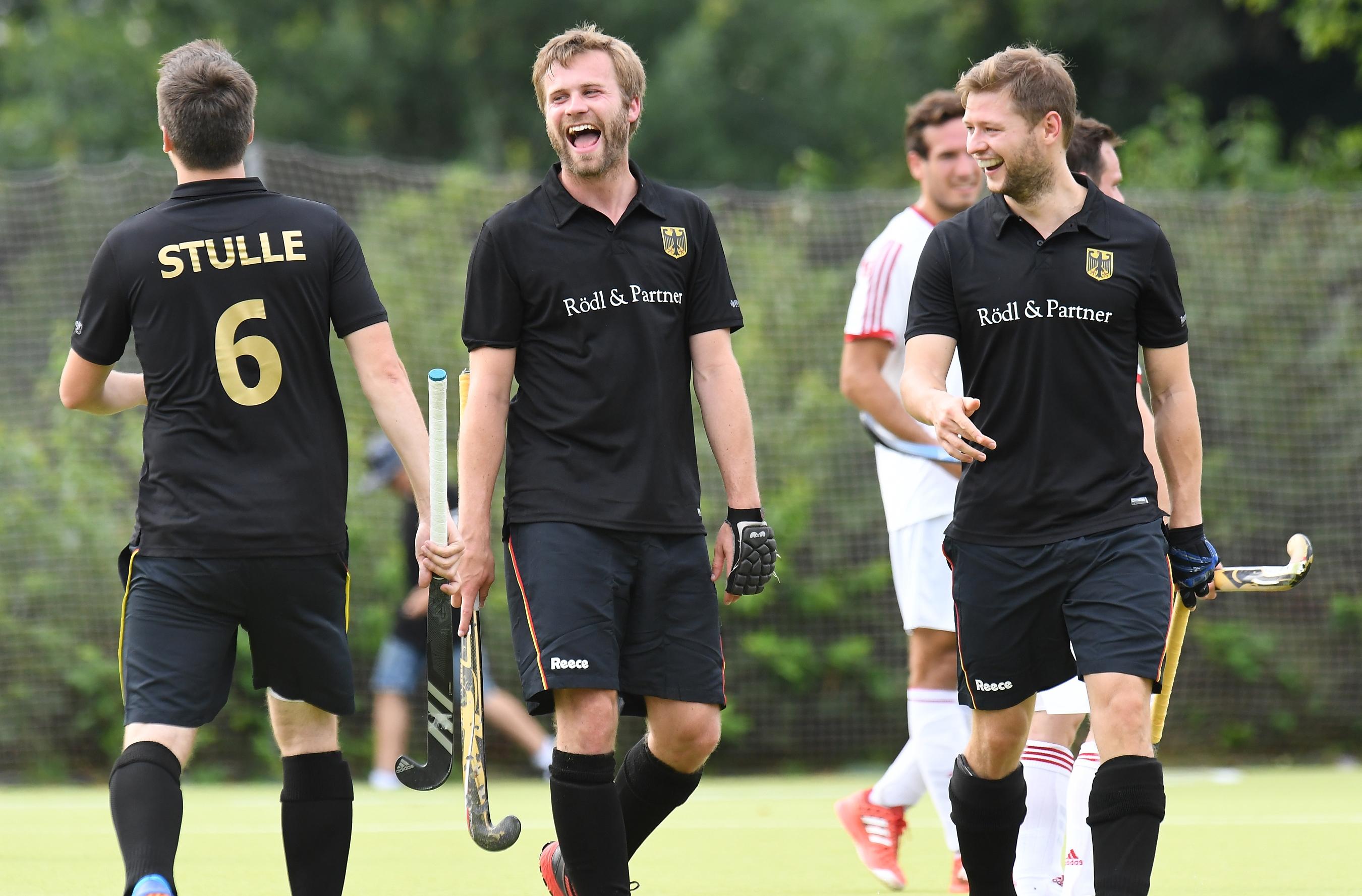 Die Entscheidung des IOC aber? Völlig richtig, sagt Müller. Dass es so lange gedauert hat, findet er "seltsam", jetzt, da doch "jedes Picknick zu dritt abgesagt wird". Zumal viele Athleten derzeit keine Chance haben, ordentlich zu trainieren. Er weiß aus eigener Erfahrung, wie eng getaktet die Pläne sind vor so einem Turnier, schon zwei Wochen reißen da eine große Lücke.