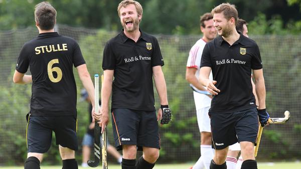 Die Entscheidung des IOC aber? Völlig richtig, sagt Müller. Dass es so lange gedauert hat, findet er "seltsam", jetzt, da doch "jedes Picknick zu dritt abgesagt wird". Zumal viele Athleten derzeit keine Chance haben, ordentlich zu trainieren. Er weiß aus eigener Erfahrung, wie eng getaktet die Pläne sind vor so einem Turnier, schon zwei Wochen reißen da eine große Lücke.