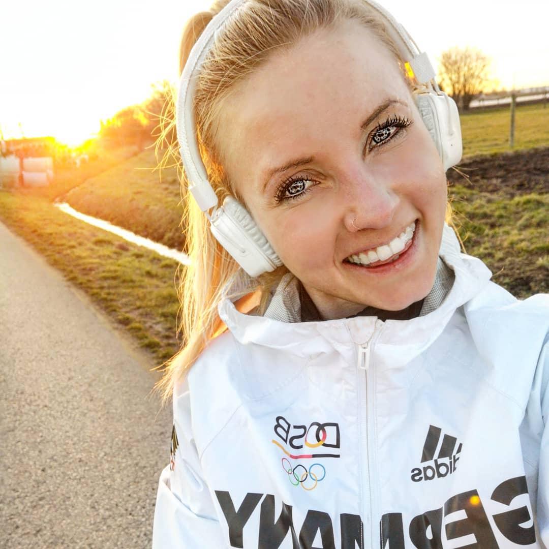 Trainieren kann Nadja Pries seit einer Woche nicht mehr. Die BMX-Bahnen sind geschlossen. Weltcups und WM sind abgesagt, wie die letzten Startplätze für Olympia vergeben werden, wollte der Verband auskarteln. Rennen im Sommer wären daher "absolut unfair" gewesen, sagt die 25-Jährige. Olympia ohne Zuschauer konnte sich die Erlangerin erst recht nicht vorstellen. "Eine krasse Erfahrung bei den Olympischen Spielen 2016 in Rio waren die riesigen und vollen Zuschauertribünen, die Stimmung war unglaublich. Ohne würde es den kompletten Flair wegnehmen", sagt Pries.