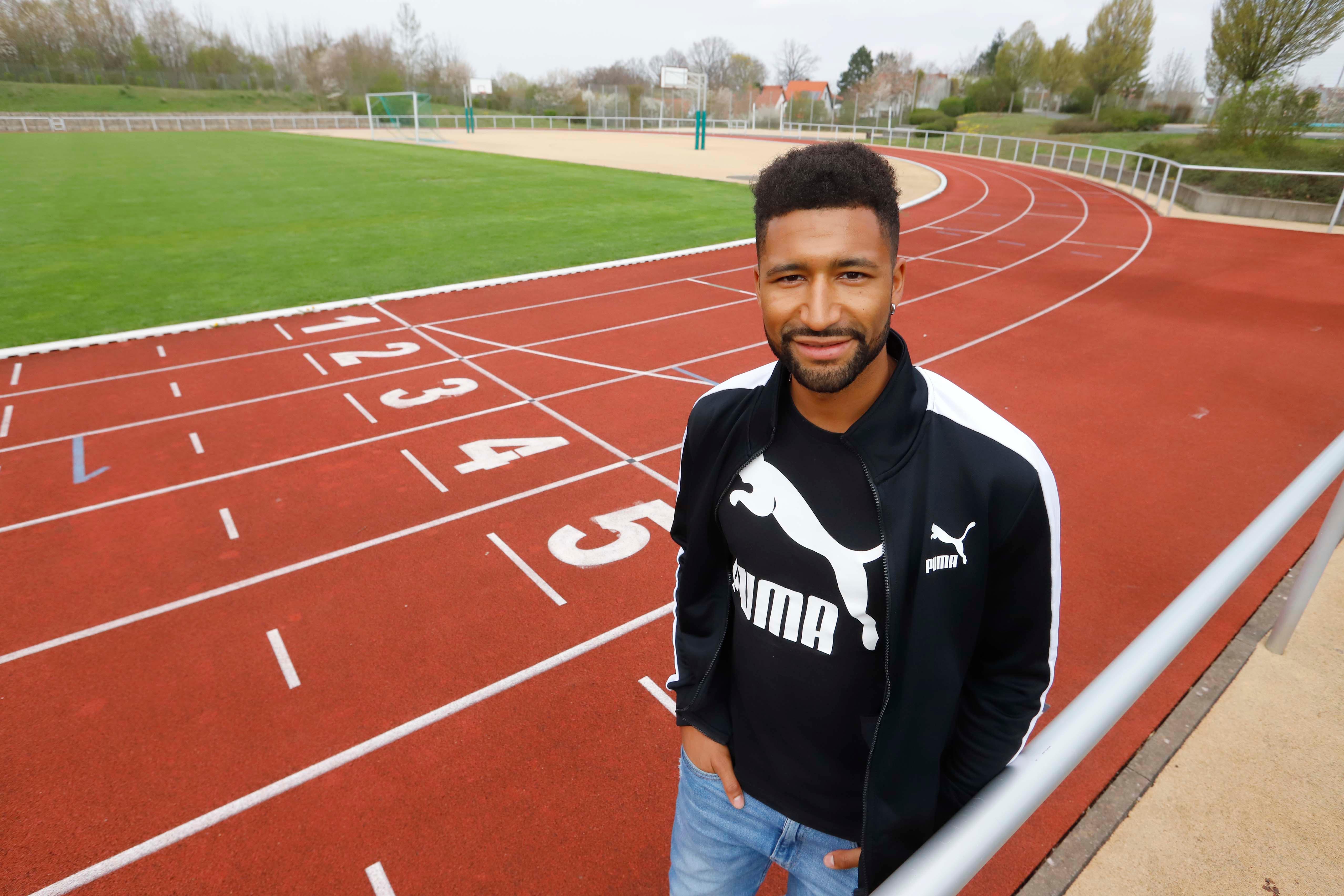 Patrick Schneider, der Leichtathlet vom LAC Quelle Fürth, kommentiert das Olympia-Aus für 2020 wie folgt: "Das ist auf jeden Fall die richtige Entscheidung, wir hätten keine vernünftigen Qualifikationsmöglichkeiten, wir wissen nicht, ob Wettkämpfe stattfinden oder nicht. Das entspricht dann ja auch nicht mehr den olympischen Werten. Jetzt ist endlich mal ein Machtwort gesprochen worden."