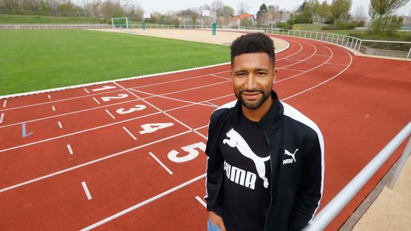 Patrick Schneider, der Leichtathlet vom LAC Quelle Fürth, kommentiert das Olympia-Aus für 2020 wie folgt: "Das ist auf jeden Fall die richtige Entscheidung, wir hätten keine vernünftigen Qualifikationsmöglichkeiten, wir wissen nicht, ob Wettkämpfe stattfinden oder nicht. Das entspricht dann ja auch nicht mehr den olympischen Werten. Jetzt ist endlich mal ein Machtwort gesprochen worden."