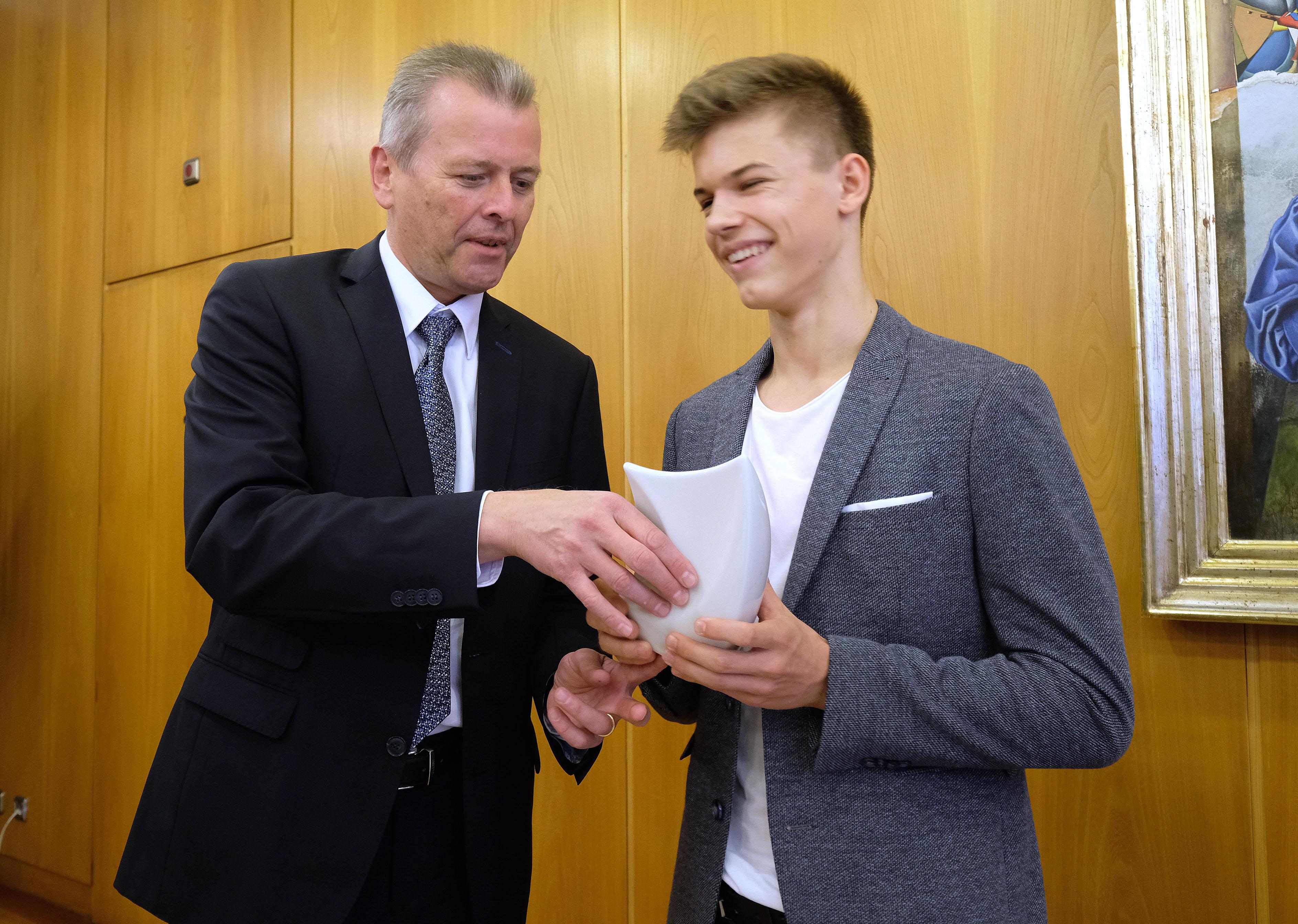 Zumindest über den Weg zu den Paralympics muss der auf diesem Bild von Uli Maly Geehrte beim Joggen in der Sonne nicht mehr nachdenken: Er ist schon qualifiziert.