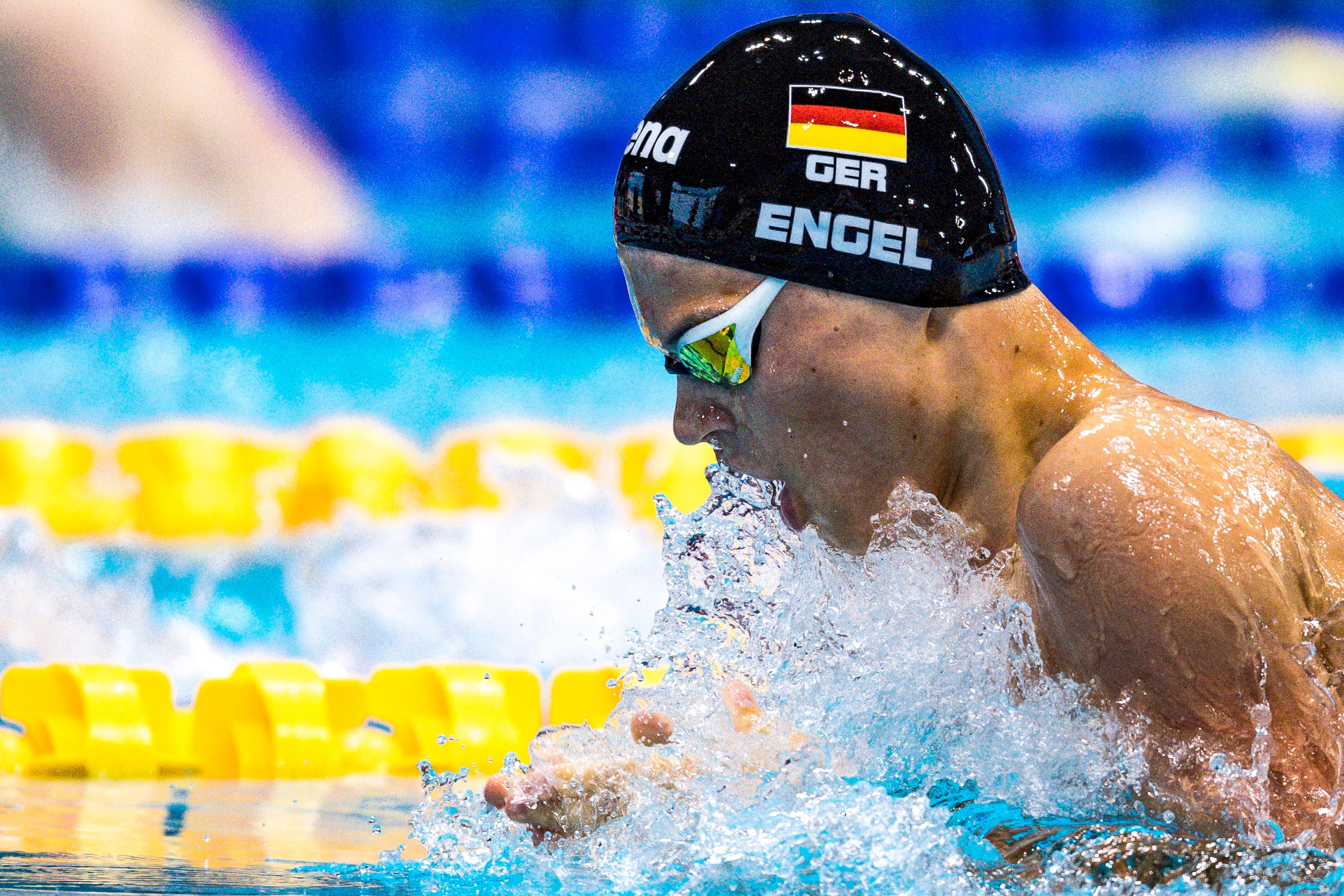 Als Taliso Engel ans Telefon geht, muss er erst einmal stehen bleiben. Schwimmen darf der Nürnberger Schwimmer momentan nicht, er weiß auch nicht, wann er überhaupt wieder durch das Wasser gleiten darf. Fit bleiben muss er natürlich trotzdem, irgendwann wird die Welt ja auch wieder über andere Dinge reden als eine weltweite Pandemie. Zum Beispiel über Taliso Engel. Vor ein paar Monaten hat er bei der Para-WM überraschend Gold geholt, das nächste Ziel hieß Tokio, bei den Paralympics wollte der 17-Jährige wieder glänzen. Doch dazu kommt es nicht, zumindest nicht in diesem Sommer. "Ich hatte ehrlich gesagt schon gehofft, dass alles verschoben wird, weil ich momentan nicht so viel trainieren kann", sagt Engel.