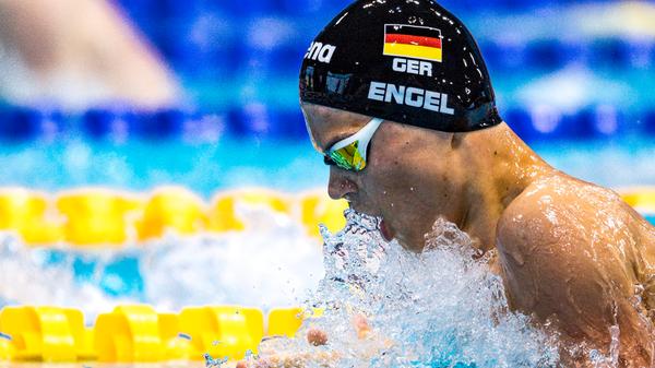 Als Taliso Engel ans Telefon geht, muss er erst einmal stehen bleiben. Schwimmen darf der Nürnberger Schwimmer momentan nicht, er weiß auch nicht, wann er überhaupt wieder durch das Wasser gleiten darf. Fit bleiben muss er natürlich trotzdem, irgendwann wird die Welt ja auch wieder über andere Dinge reden als eine weltweite Pandemie. Zum Beispiel über Taliso Engel. Vor ein paar Monaten hat er bei der Para-WM überraschend Gold geholt, das nächste Ziel hieß Tokio, bei den Paralympics wollte der 17-Jährige wieder glänzen. Doch dazu kommt es nicht, zumindest nicht in diesem Sommer. "Ich hatte ehrlich gesagt schon gehofft, dass alles verschoben wird, weil ich momentan nicht so viel trainieren kann", sagt Engel.