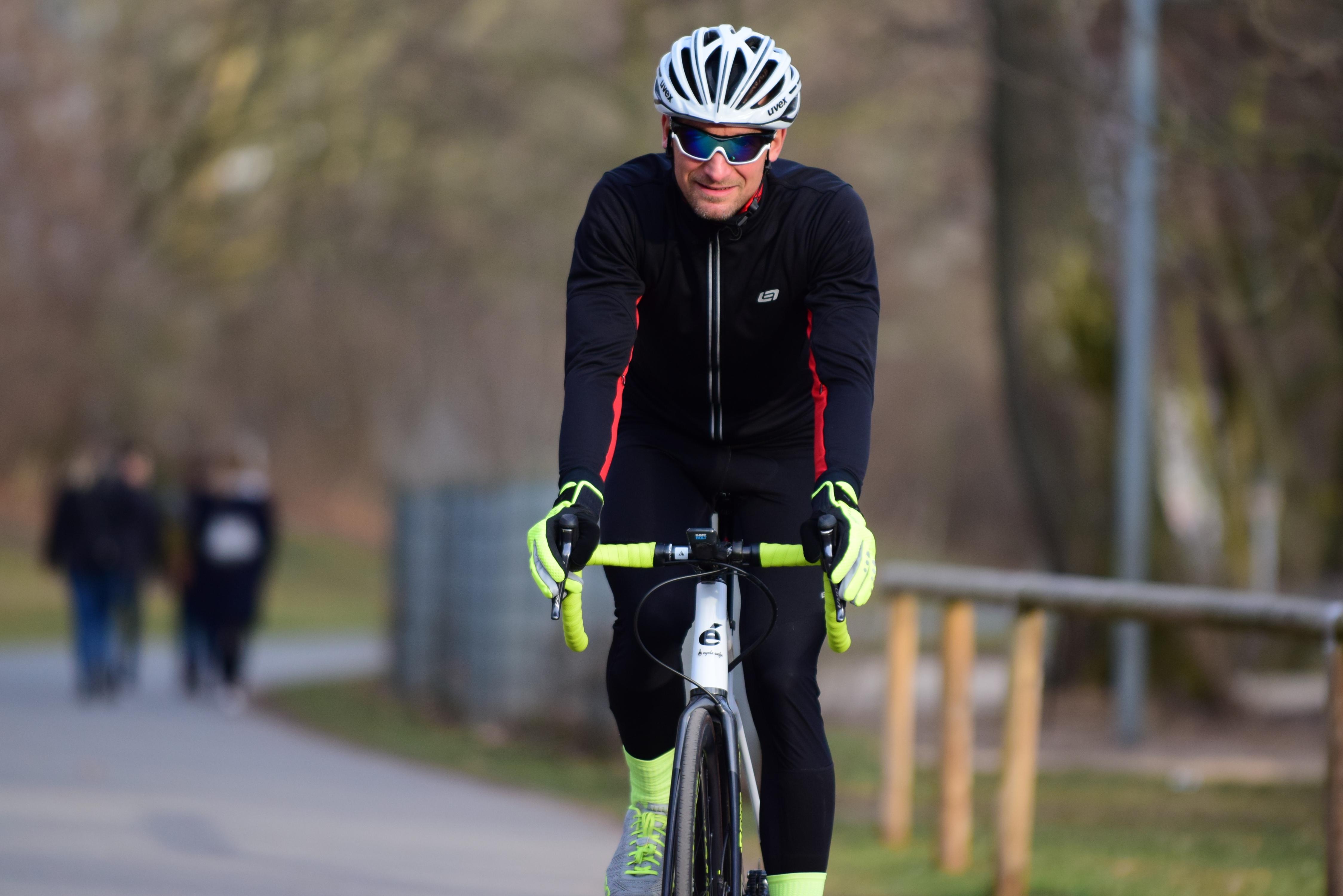 Und noch zwei weitere Stimmen fränkischer Stimmen, zunächst die vom Nürnberger Paracycler Matthias Schindler: "So etwas kann mich nicht schocken, der Sport ist immer nur ein Bonus, es gibt wichtigere Dinge. Gesundheit, wirtschaftliche Existenzen, da werde ich mich jetzt nicht hinstellen und jammern, dass ich nicht nach Tokio kann. Wir müssen versuchen, positiv damit umzugehen. Es ist menschlich genau die richtige Entscheidung, davon hängt mein Glück, davon hängt mein Leben nicht ab. So eine egoistische Sichtweise ist da nicht angebracht. Ich ziehe meine Saison jetzt so durch wie geplant, die Rennen, die alle ausfallen, werde ich nach Möglichkeit simulieren."