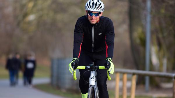 Und noch zwei weitere Stimmen fränkischer Stimmen, zunächst die vom Nürnberger Paracycler Matthias Schindler: "So etwas kann mich nicht schocken, der Sport ist immer nur ein Bonus, es gibt wichtigere Dinge. Gesundheit, wirtschaftliche Existenzen, da werde ich mich jetzt nicht hinstellen und jammern, dass ich nicht nach Tokio kann. Wir müssen versuchen, positiv damit umzugehen. Es ist menschlich genau die richtige Entscheidung, davon hängt mein Glück, davon hängt mein Leben nicht ab. So eine egoistische Sichtweise ist da nicht angebracht. Ich ziehe meine Saison jetzt so durch wie geplant, die Rennen, die alle ausfallen, werde ich nach Möglichkeit simulieren."