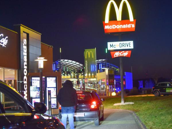 Viele McDonalds-Filialen sind derzeit von Beschränkungen betroffen, mancherorts ist beispielsweise am Abend nur der McDrive geöffnet.