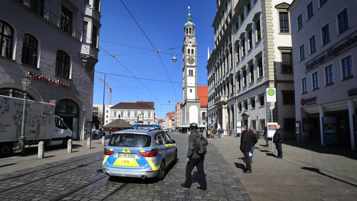 Die Polizei hat Verstöße gegen die Ausgangsbeschränkung fest im Blick. 55 Euro kostet es, wenn man sich nicht an die Regelungen hält.