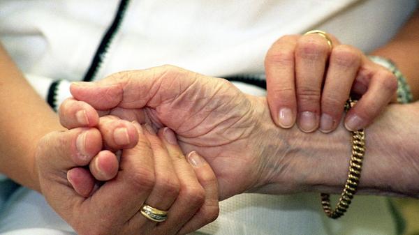In Alten- oder Seniorenheimen, Krankenhäusern, aber auch an Arbeitsplätzen gilt die Maskenpflicht, wenn die Mindestabstände nicht eingehalten werden können. Auch hier werden 250 Euro bei Nichteinhalten fällig. Betreiber von Krankenhäusern, Pflege-, Senioren- oder Behinderteneinrichtungen, die kein Schutz- und Hygienekonzept vorlegen können, müssen bis zu 5000 Euro Bußgeld zahlen.