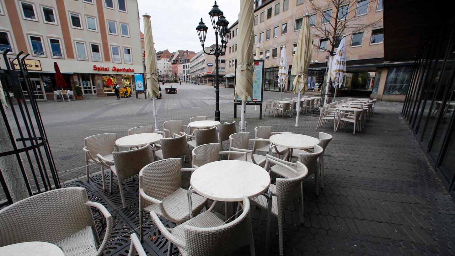 Auch in der Nürnberger Innenstadt sind die Straßen menschenleer. Das öffentliche Leben steht derzeit nahezu still.