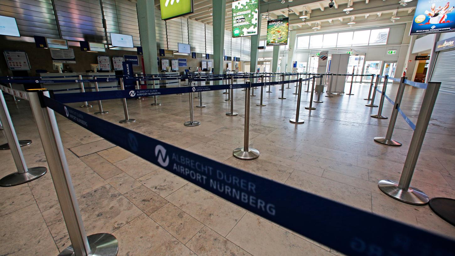 Die leeren Schalter am Nürnberger Flughafen. Statt einchecken wollen immer mehr Fluggäste stornieren.