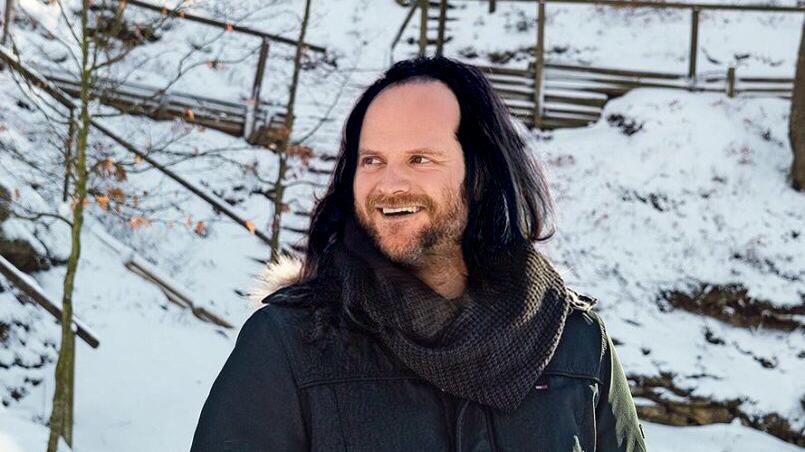 Franken-Tatort-Schauspieler Andreas Leopold Schadt dürfte mit den geschlossenen Friseuren ebensowenig ein Problem haben, schließlich trägt der Schauspieler selbst längere Haare. Etwas dichter könnten sie aber werden, so wie auf diesem Bild.