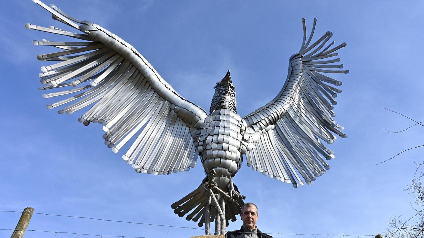 Riesen-Adler: Kunstwerk findet in Tennenlohe seinen Platz