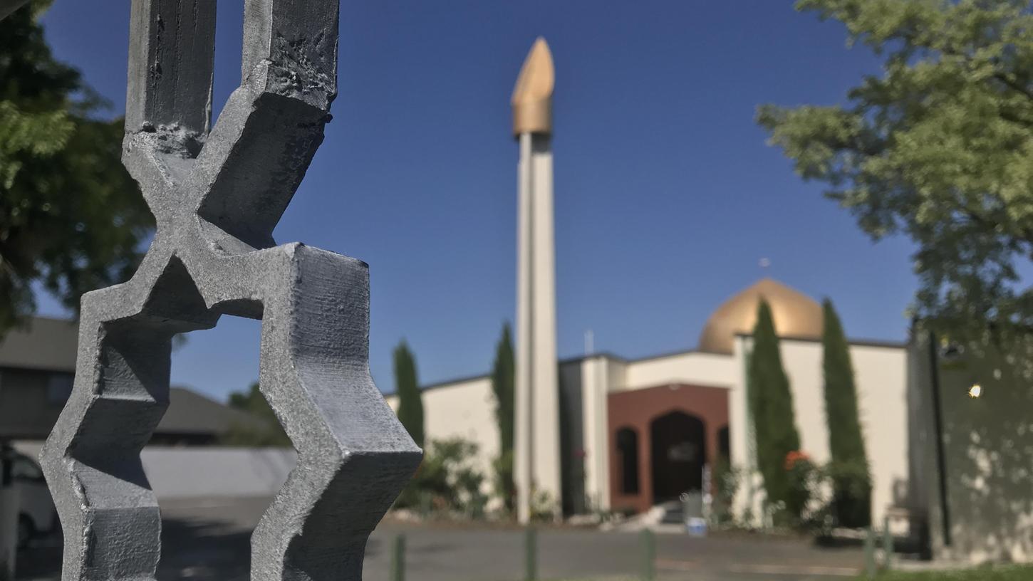 Ein gutes Jahr nach dem verheerenden Terroranschlag auf zwei Moscheen im neuseeländischen Christchurch hat sich der mutmaßliche Attentäter überraschend als schuldig bekannt.