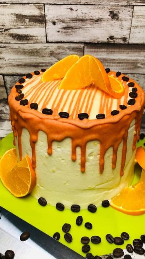 Diese eindrucksvolle Orange-Torte kommt bei Kato Grumbt auf den Tisch.