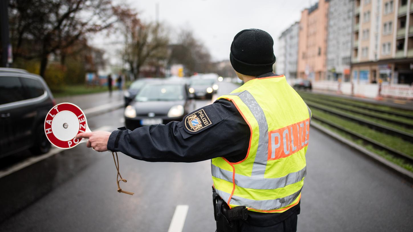 Derzeit überprüfen Bayerns Polizisten vor allem die Einhaltung der Ausgangsbeschränkung. Doch bald dürften auch andere Delikte eine immer größere Rolle spielen.