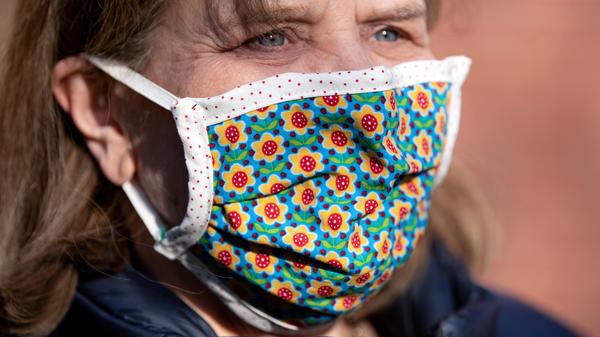 In der am Montag veröffentlichten Stellungnahme sprechen sich die Wissenschaftler außerdem für eine Tragepflicht von Mund-Nasen-Schutz in bestimmten Bereichen wie dem öffentlichen Personenverkehr aus. Durch die Einhaltung der Hygieneregeln können die Infektionen auf einem niedrigen Niveau stabilisiert werden.