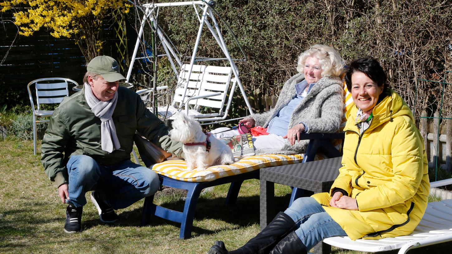 Harald Weigand mit seiner Mutter Helga und Ehefrau Angelika - und Familienhund Bella.