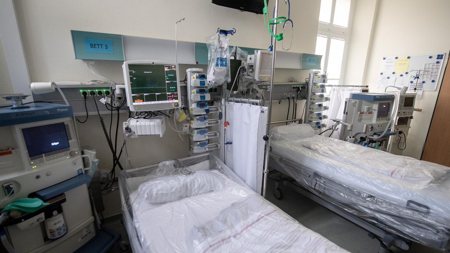 Intensivbetten stehen in einer Klinik in Nordrhein-Westfalen bereit.