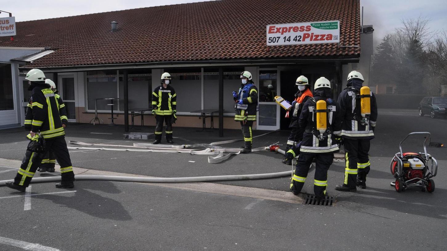 Höchstadt: Feuerwehr muss Fettbrand in Pizzeria löschen