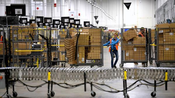 Amazon, Ebay und co. profitieren durchaus von einer erhöhten Nachfrage. Amazon hat deshalb allein 100.000 Stellen in den USA ausgeschrieben - und 350 Stellen in Deutschland. Gesucht wird zusätzliches Personal für die Logistik, derzeit priorisiert Amazon Waren zur "Grundversorgung": Lebensmittel, Drogerieartikel, Gesundheitsartikel. Diese werden bevorzugt ausgeliefert. Zusätzlich versprach das Unternehmen Gehaltssteigerungen aller Mitarbeiter für die nächsten Wochen.