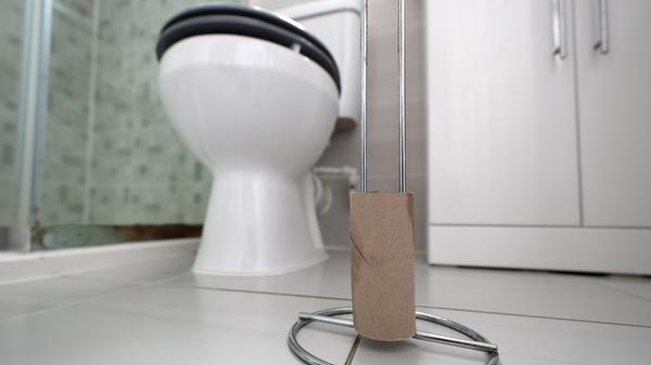 Man muss es so sagen: Zuletzt verdienten sich Hersteller von Toilettenpapier an uns Deutschen ein goldenes Näschen. Allein in der Zeit von Februar bis März steigerte sich ihr Absatz um 700 Prozent. Derzeit sind Klorollen in deutschen Geschäften - Drogerien und Supermärkten gleichermaßen - Mangelware.