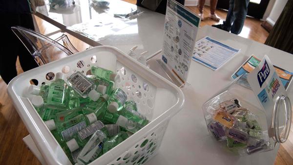 Auch der Bereich der Handhygiene boomt sondersgleichen: Egal ob Gels, Tücher, Flüssigseife, der Absatz von Handdesinfektionsprodukten aller Art ist in den letzten Wochen explodiert. Der Umsatz in diesem Segment hat sich bei Discountern sogar verdreifacht. Die Zahl der verkauften Packungen stieg um 68 Prozent, dabei reicht im Privathaushalt Seife und Wasser. Das Bundesinstitut für Risikobewertung sieht kaum Notwendigkeit für die teuren Produkte, dennoch sie sind gefragter als je zuvor.