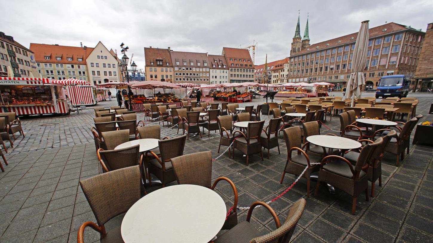 Die Cafés in der Nürnberger Innenstadt müssen geschlossen bleiben, die Stühle sind verwaist. Die Gastronomie ist einer der Wirtschaftszweige, die von der Corona-Krise besonders hart getroffen werden.