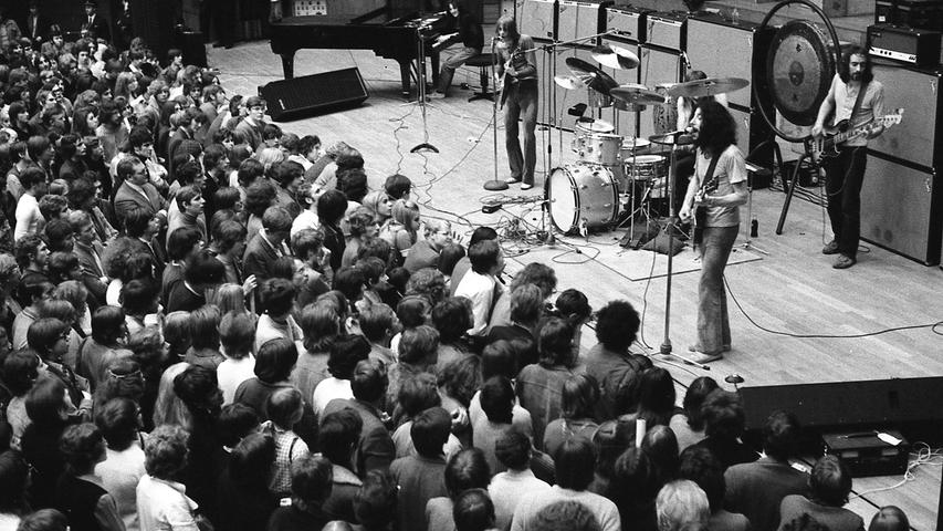 Gedränge an der Rampe: „Fleetwood Mac“ in der Meistersingerhalle. Hier geht es zum Artikel vom 27. März 1970: Sturm im Wasserglas