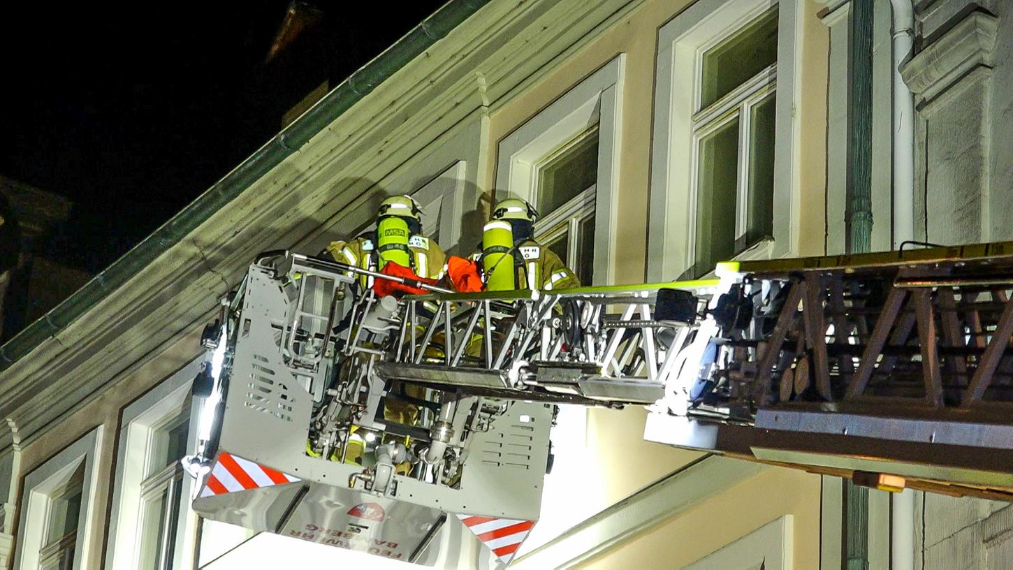 Weil der Mieter die Wohnungstür nicht öffnete, verschaffte sich die Feuerwehr per Drehleiter Zutritt zum betroffenen Fenster.