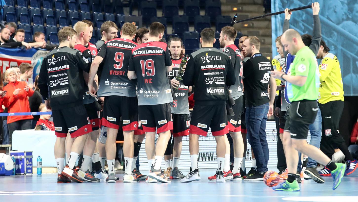 Zusammenhalt – wenn auch derzeit ohne Körperkontakt: Die Spieler des HC Erlangen befinden sich in Kurzarbeit. Der Geschäftsführer ist optimistisch. Zusammenhalt – wenn auch derzeit ohne Körperkontakt: Die Spieler des HC Erlangen befinden sich in Kurzarbeit. Der Geschäftsführer ist optimistisch.