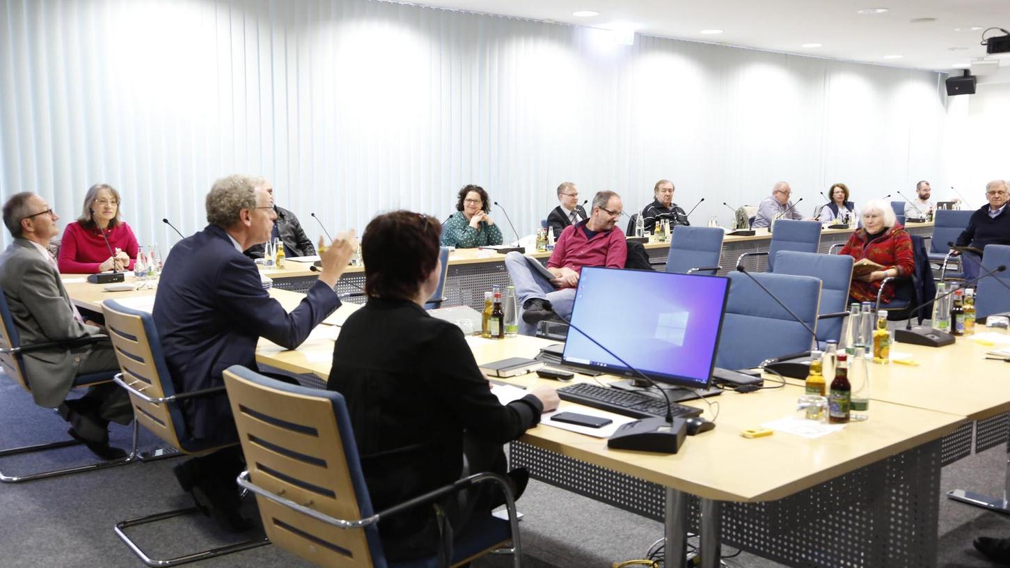 Die Sitzung des Stadtrats Herzogenaurach am 26. März. In distanzierter Sitzordnung traf sich das Ratsgremium zum letzten Mal in der offiziell bis Ende April währenden Legislaturperiode.
