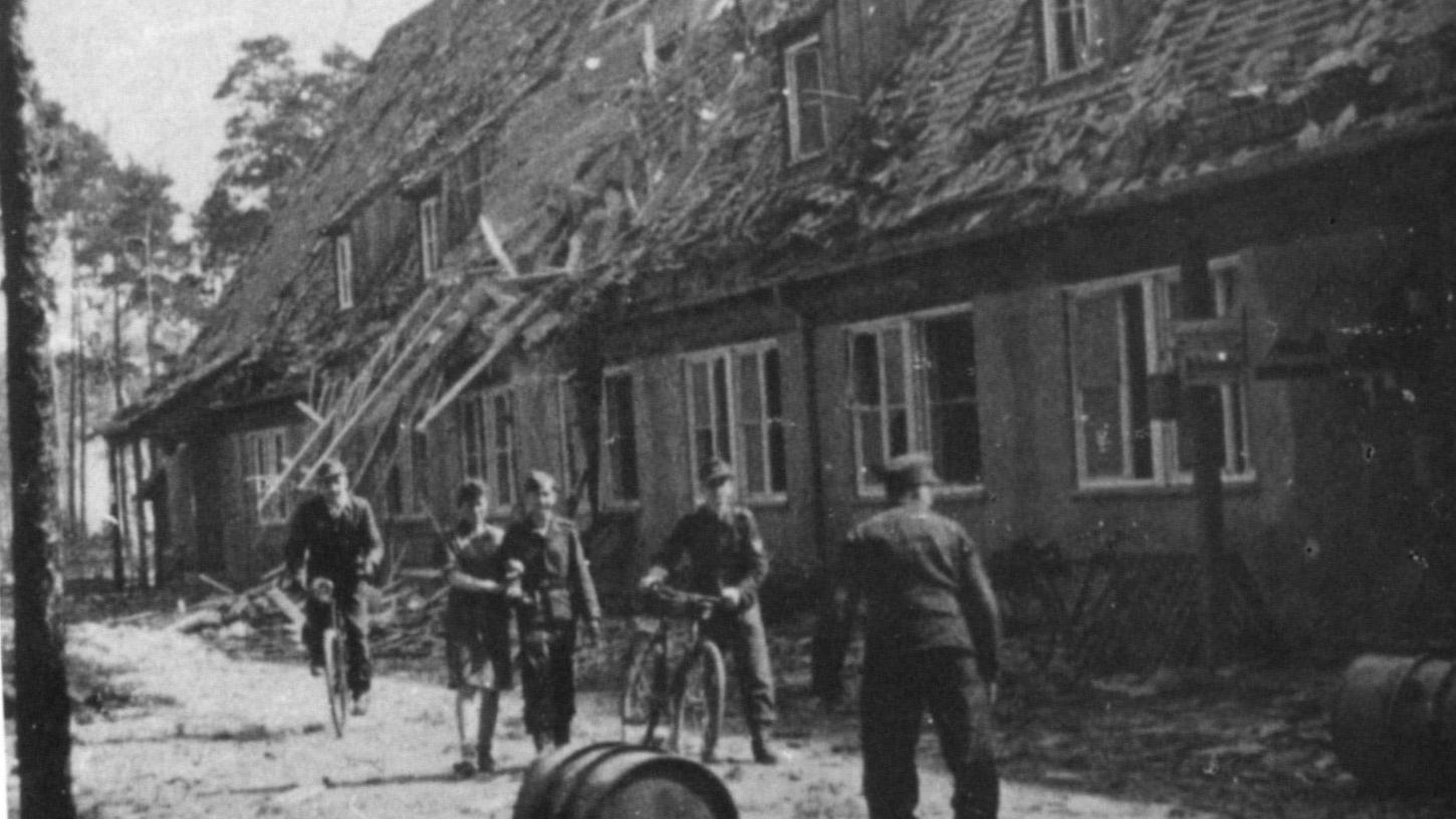 Schwer getroffen wurde der Fliegerhorst Roth. Unser Bild zeigt Krankenrevier und Schülerkompanie nach dem Angriff am 8. April, dem "Weißen Sonntag" des Jahres 1945.