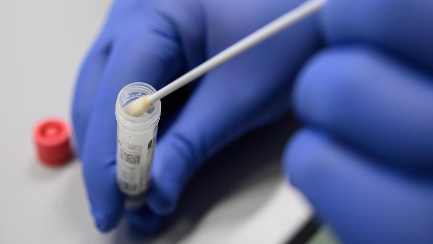 In Deutschland wird zu wenig auf das Coronavirus getestet, davon sind Experten überzeugt. Doch die Labore sind überlastet, die Betroffenen müssen lange auf ihr Ergebnis warten. Ein schnelleres Verfahren bringt derzeit die Münchner Firma GNA Biosolutions auf den Weg - die Treuchtlinger Alfmeier-Gruppe ist daran maßgeblich beteiligt.